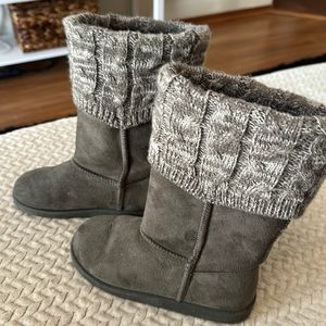 Girls gray boots